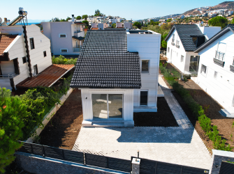 ÇANDARLI'DA DENİZE 250 METRE HARİKA VİLLA