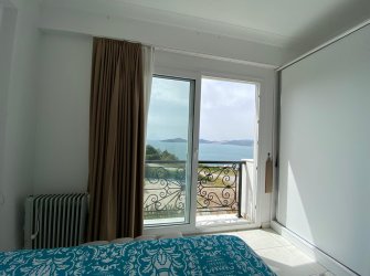 SİTE İÇERİSİNDE DENİZ MANZARALI 2+1 DAİRE