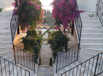 GÜLLÜK'TE HAVUZLU SİTE İÇERİSİNDE FULL DENİZ MANZARALI 2+1 SATILIK DAİRE