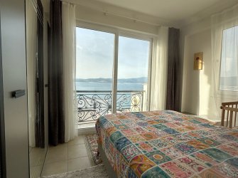 GÜLLÜK'TE HAVUZLU SİTE İÇERİSİNDE DENİZ MANZARALI 2+1 DAİRE