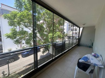 GÜLLÜK MERKEZDE DENİZE 50 METRE UZAKLIKTA HAVUZLU SİTEDE 2+1