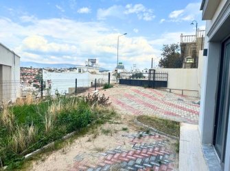 GÜLLÜK MERKEZDE DENİZ MANZARALI BAHÇE KULLANIMLI DAİRE