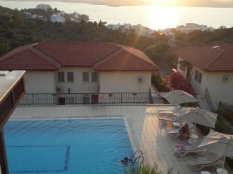 GÜLLÜK'TE HAVUZLU SİTE İÇERİSİNDE FULL DENİZ MANZARALI 2+1 SATILIK DAİRE