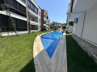 GÜLLÜK MERKEZDE DENİZE 50 METRE UZAKLIKTA HAVUZLU SİTEDE 2+1